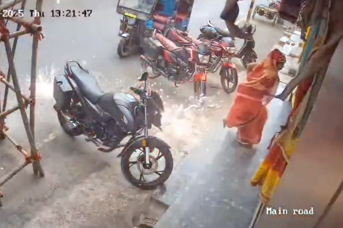 किशनगंज में 3 साल के मासूम ने बचाई मां की जान, गिरते ही बचे 11 हजार वोल्ट के तार से