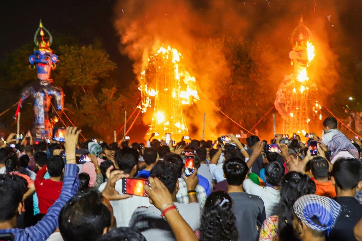 भोपाल में दशहरे के रंग में पड़ा भंग, नशे में धुत युवकों ने रावण के पुतले में लगाई आग