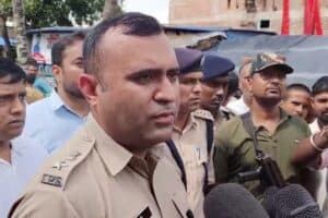 Begusarai Crime: बेगूसराय में 13 साल की बच्ची की बेरहमी से हत्या: पूर्व मंत्री के घर पर भीड़ का विरोध प्रदर्शन