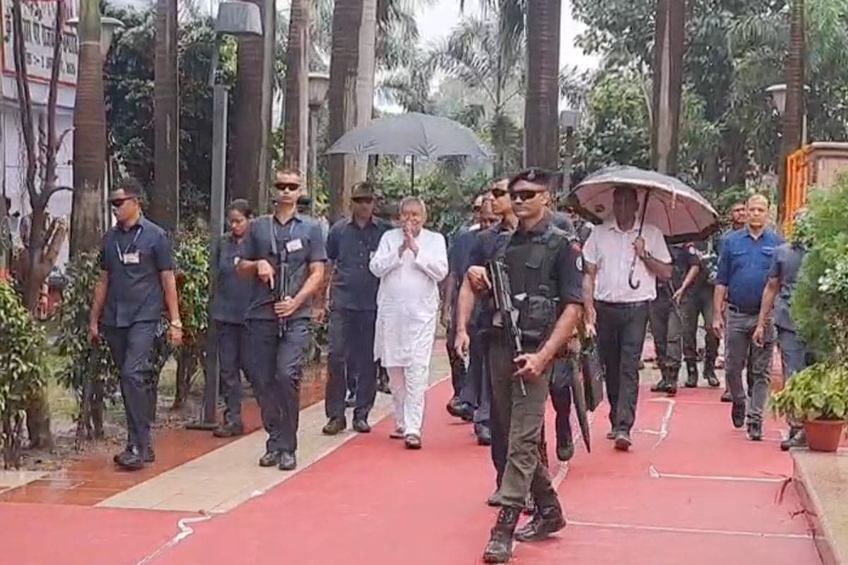 पटना में गांधी जयंती: बारिश के बीच राजकीय समारोह में राज्यपाल और मुख्यमंत्री ने अर्पित की पुष्पांजलि