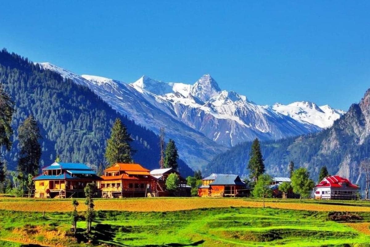गुलमर्ग में हुई मौसम की पहली बर्फबारी, पर्यटकों में उत्साह का माहौल