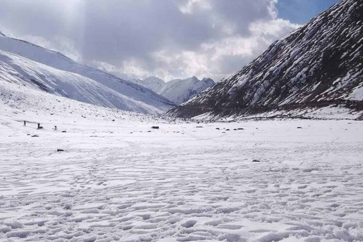 “कश्मीर में अक्टूबर की पहली बर्फबारी के साथ ठंड का आगाज, गुलमर्ग में पर्यटकों ने मनाया सफेद मौसम का आनंद”
