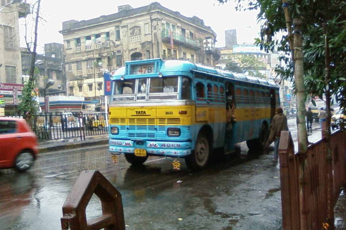 कोलकाता में झमाझम बारिश और आकाशीय बिजली: दोपहर में ही घिरा अंधेरा
