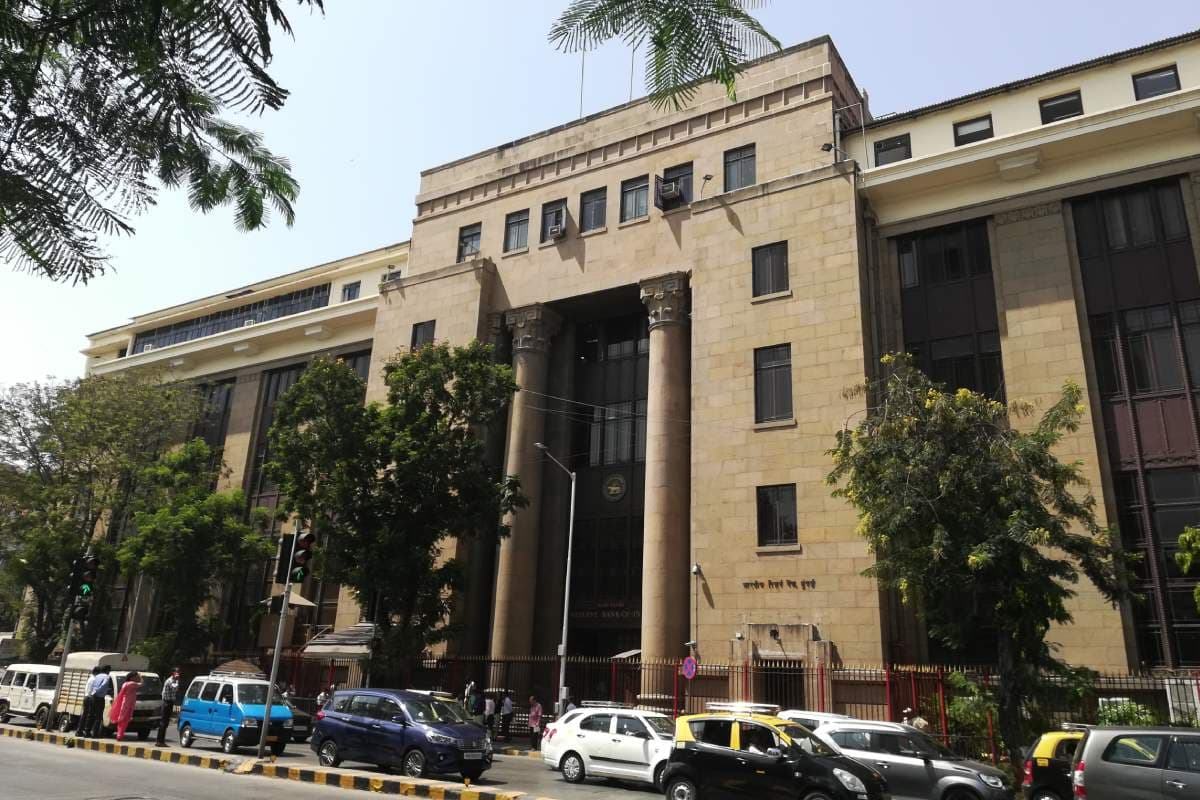 RBI ने GDP ग्रोथ अनुमान बढ़ाकर 6.8% किया, महंगाई घटकर 2.6% — जानें क्या है आपके लिए बड़ा मतलब