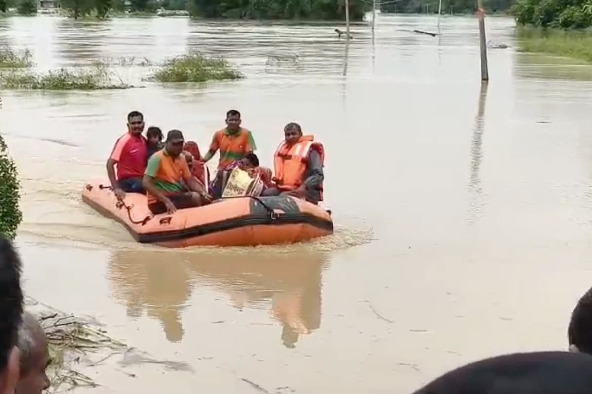 भारत-नेपाल सीमा पर रातो नदी का तटबंध टूटा, सुरसंड के कई पंचायतों में घुसा बाढ़ का पानी