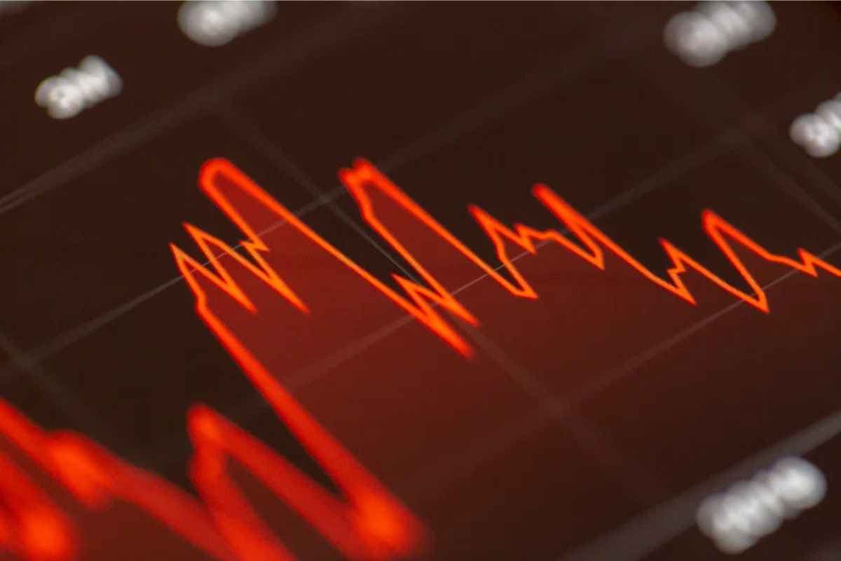 बजट से पहले बाजार में हड़कंप: शेयर फिसले, सोना-चांदी औंधे मुंह गिरे