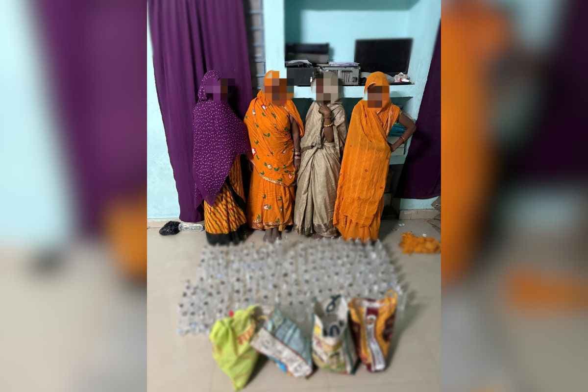 सीतामढ़ी में चुनावी अलर्ट के बीच शराब तस्करों की सक्रियता बढ़ी, चार महिला तस्कर गिरफ्तार — 68.4 लीटर देशी शराब बरामद
