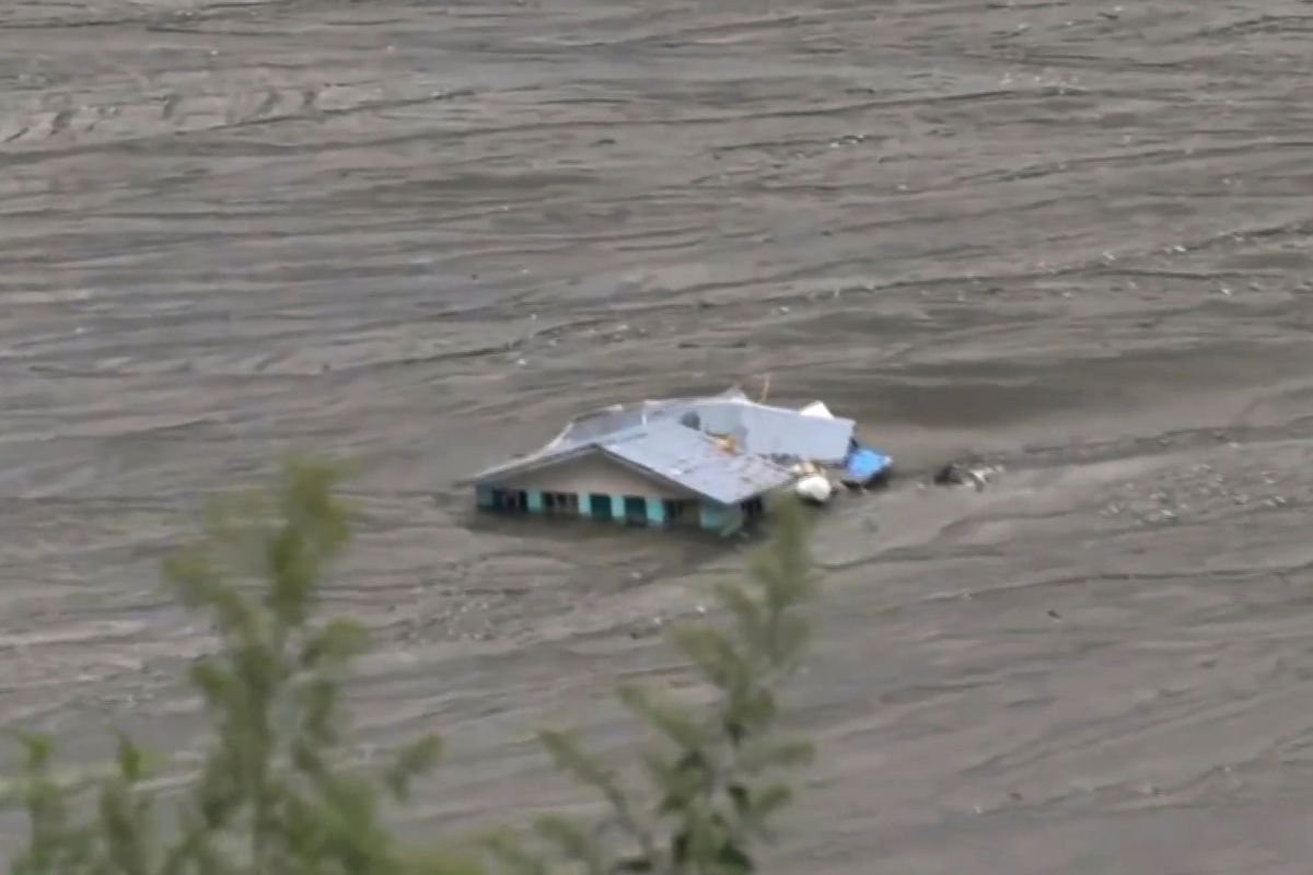 Uttarakhand Flood News: उत्तराखंड में प्रकृति का कहर, धराली गांव तबाह 2 Uttarakhand Flood News Today