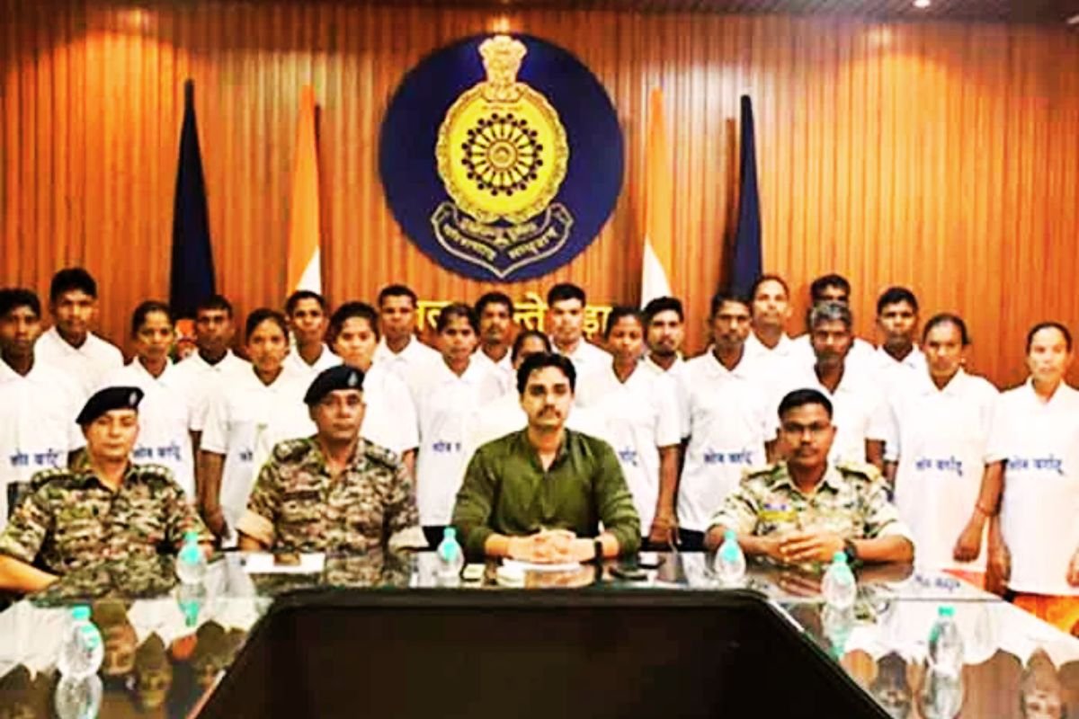 lon varratu 29 Naxalites surrender in chhattisgarh