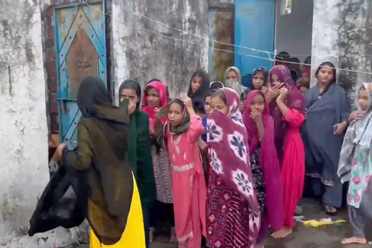 Bahraich Madrasa Case: अवैध मदरसे से 40 नाबालिग बच्चियाँ बरामद, सोशल मीडिया पर बवाल