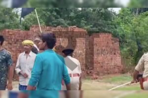 Darbhanga News: दरभंगा में Tejashwi Yadav को काला झंडा, युवाओं ने लगाया “Chara Chor Ka Beta” का नारा