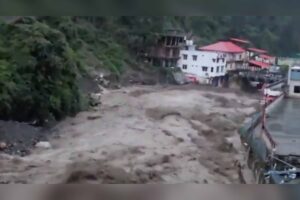 Uttarakhand Flood: देहरादून में अचानक आई बाढ़: टोंस नदी से बहे मजदूर, 6 की मौत का खतरा, भारी बारिश से तबाही। वीडियो में दिखा भयावह मंजर