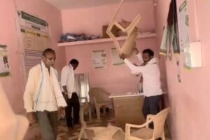 हिंगोली किसान प्रदर्शन: क्रांतिकारी किसान संघ ने फसल बीमा कार्यालय में किया उग्र प्रदर्शन