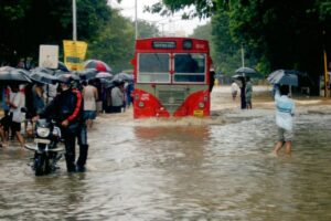 Mumbai Rains: IMD ने जारी किया ‘Red Alert’, Thane और Raigad में Waterlogging से जनजीवन प्रभावित