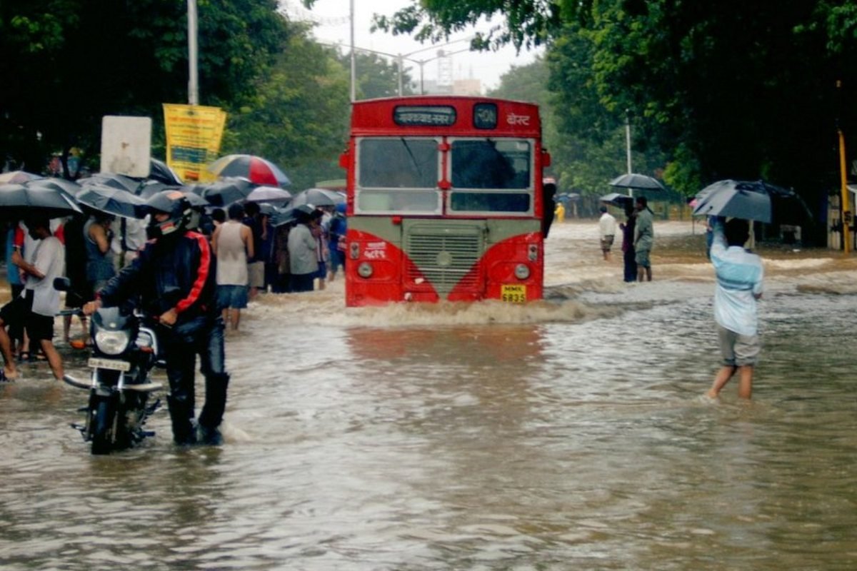 Mumbai Rains: IMD ने जारी किया ‘Red Alert’, Thane और Raigad में Waterlogging से जनजीवन प्रभावित