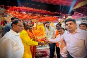 Navratri 2025: साध्वी उमा भारती ने Jamsavli Hanuman Mandir में की पूजा-अर्चना, दिया सनातन संस्कृति को बचाने का संदेश