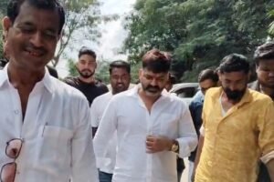 भोजपुरी Star Pawan Singh की Court Pesh, आचार संहिता उल्लंघन मामले में उमड़ी Fans की भीड़