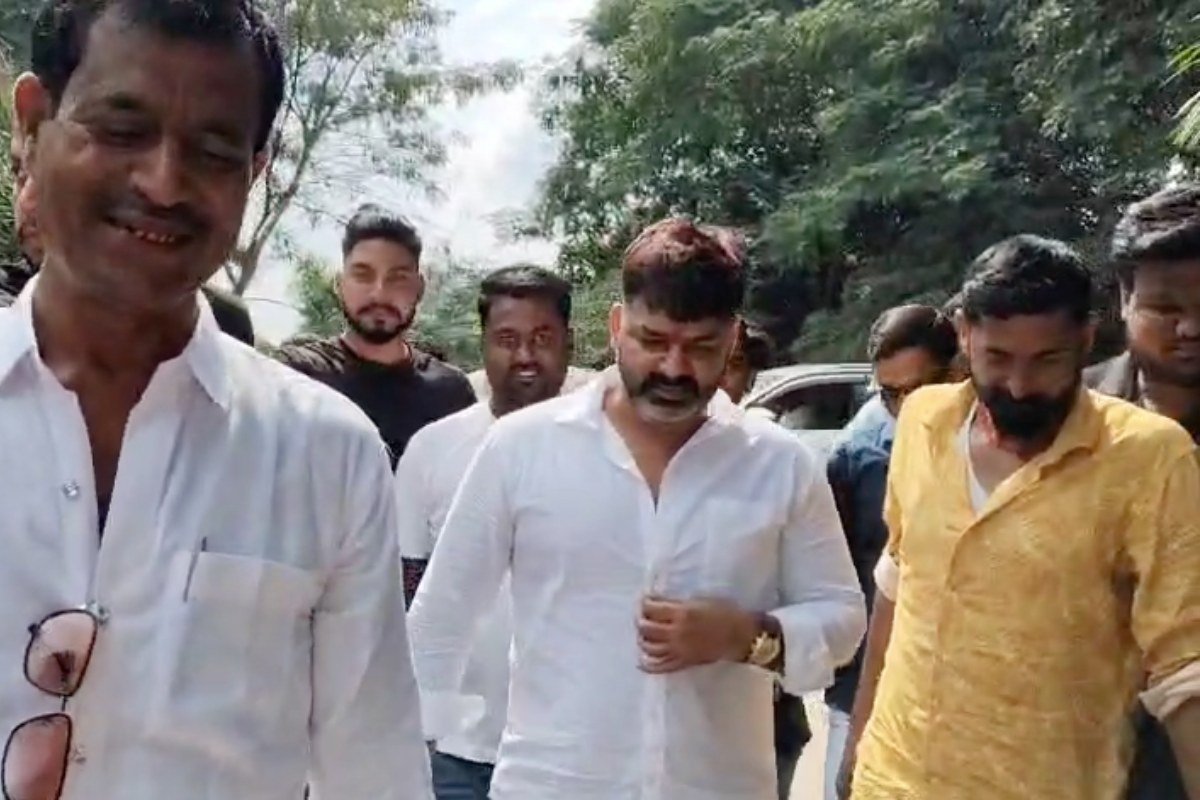 Pawan Singh Court Appearance: आचार संहिता उल्लंघन मामले में Fans की भारी भीड़