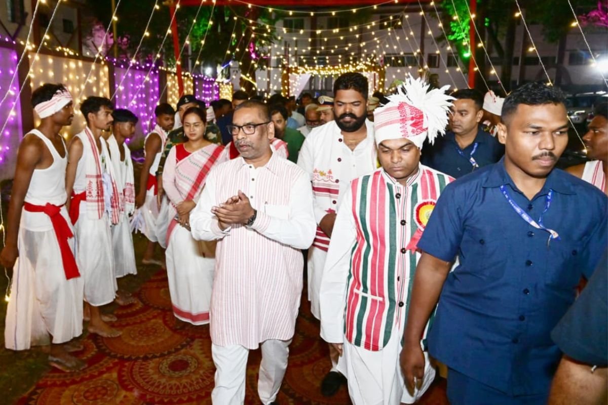 Karam Puja Mahotsav 2025: झारखंड में करम पूजा की धूम, सीएम हेमंत सोरेन बोले- करम पर्व हमारी विशिष्ट संस्कृति, सभ्यता और जीवनशैली का प्रतीक 2 karma puja 2025 Hemant Soren Kalpana Soren Latest News (1)