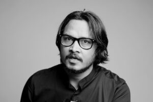 बिहार के राइट-विंग इन्फ्लुएंसर अजीत भारती पर CJI गवई पर जूता फेंकने के प्रयास के बाद सोशल मीडिया पर विवाद