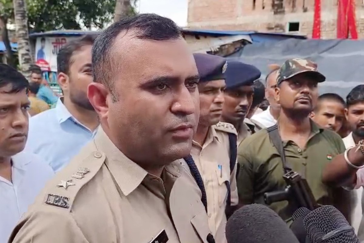 Begusarai Crime: बेगूसराय में 13 साल की बच्ची की बेरहमी से हत्या: पूर्व मंत्री के घर पर भीड़ का विरोध प्रदर्शन