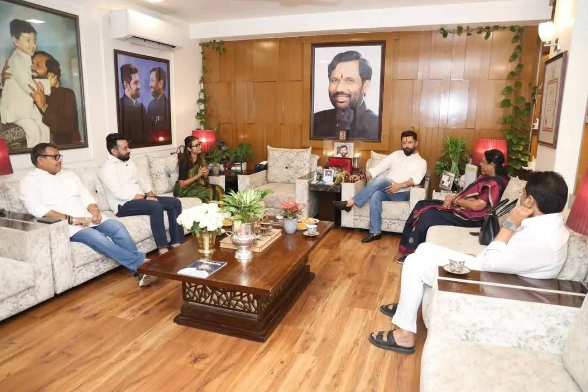 एनडीए में सीट बंटवारे का संकट: चिराग पासवान बने निर्णायक पेच 2 NDA Seat Allocation Stalemate: बिहार चुनाव 2025 में चिराग पासवान अहम कारक बनकर उभरे