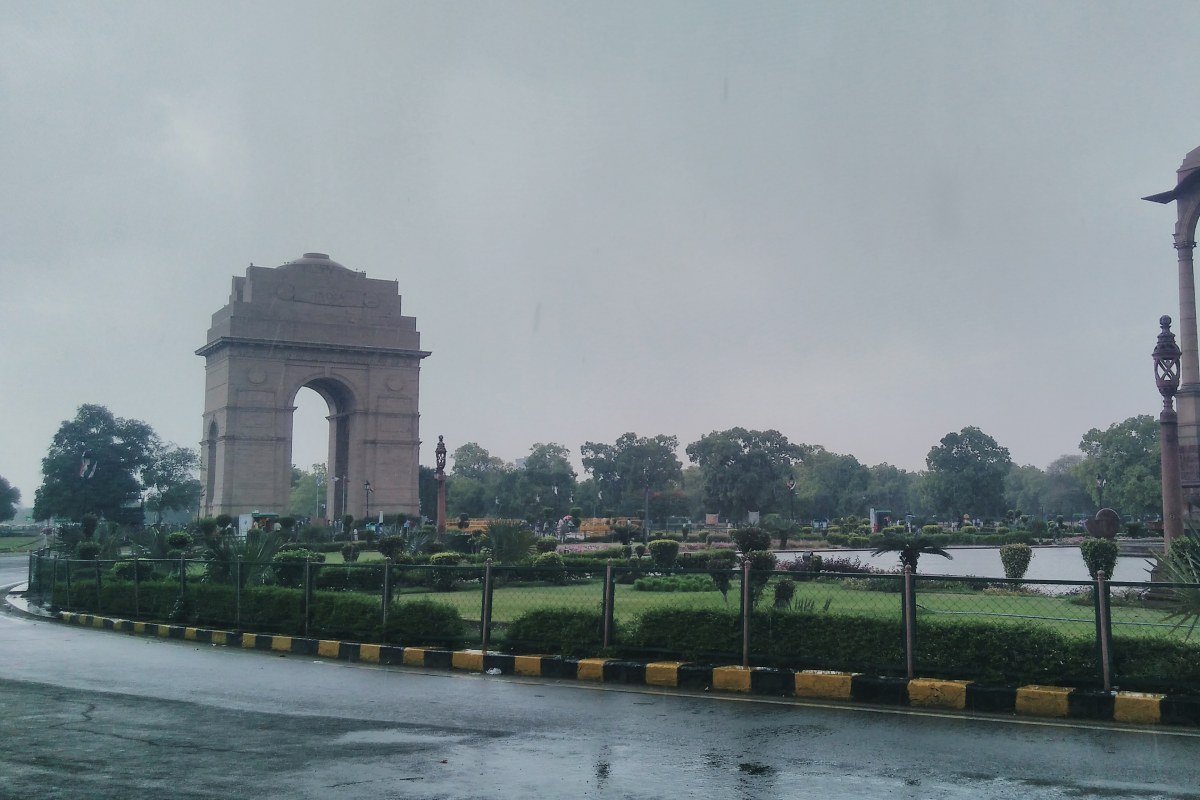 Delhi-NCR Heavy Rain – उड़ान संचालन बाधित, यात्रियों को सावधानी बरतने की सलाह | दिल्ली में भारी बारिश से जनजीवन प्रभावित