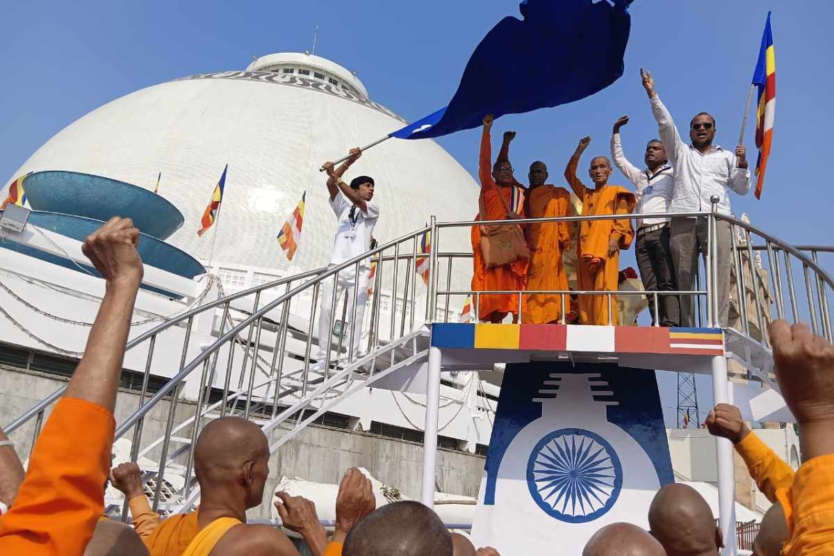 भिक्षुसंघ द्वारा दीक्षाभूमि पर बाबासाहेब आंबेडकर के जयघोष और बुद्ध वंदना कार्यक्रम 2 Dikshabhumi Babasaheb Ambedkar