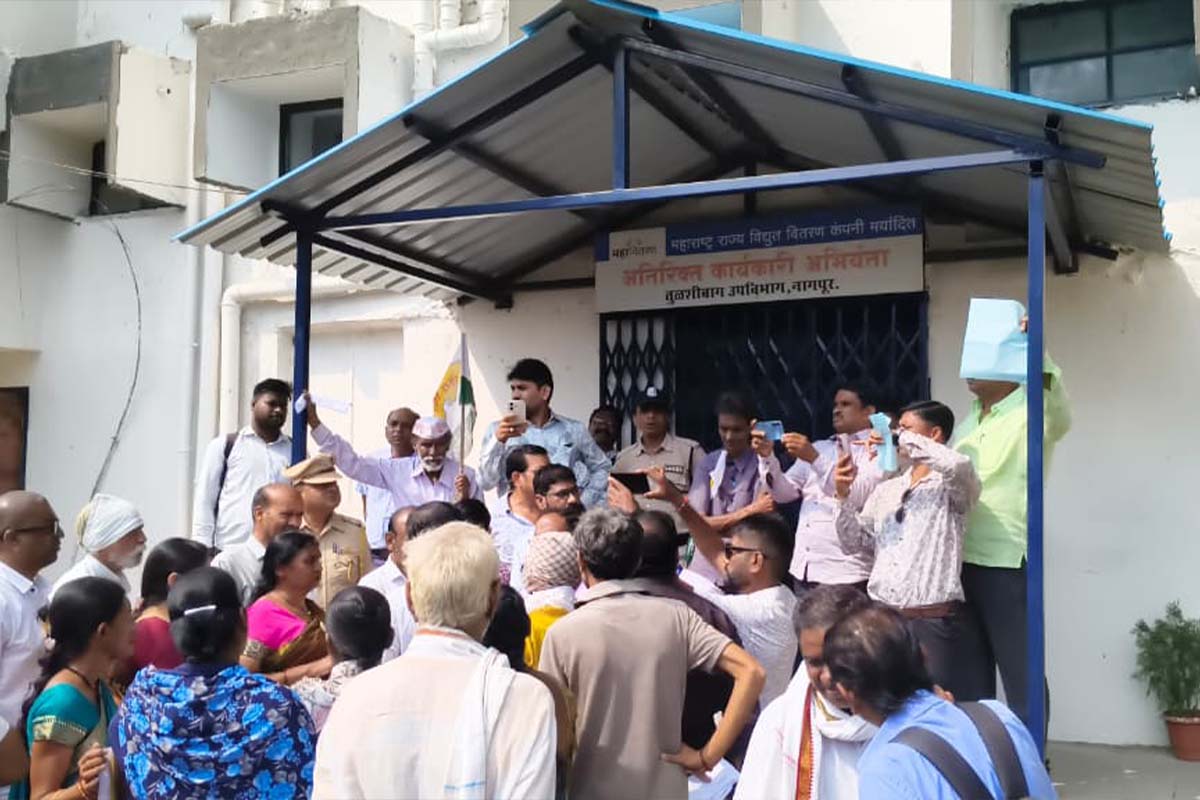विदर्भ में उफान: बिजली दर वृद्धि व स्मार्ट प्रीपेड मीटर के विरोध में जनाक्रोश, महावितरण कार्यालय के बाहर बिलों की होली 2 Electricity Rate Hike Protest
