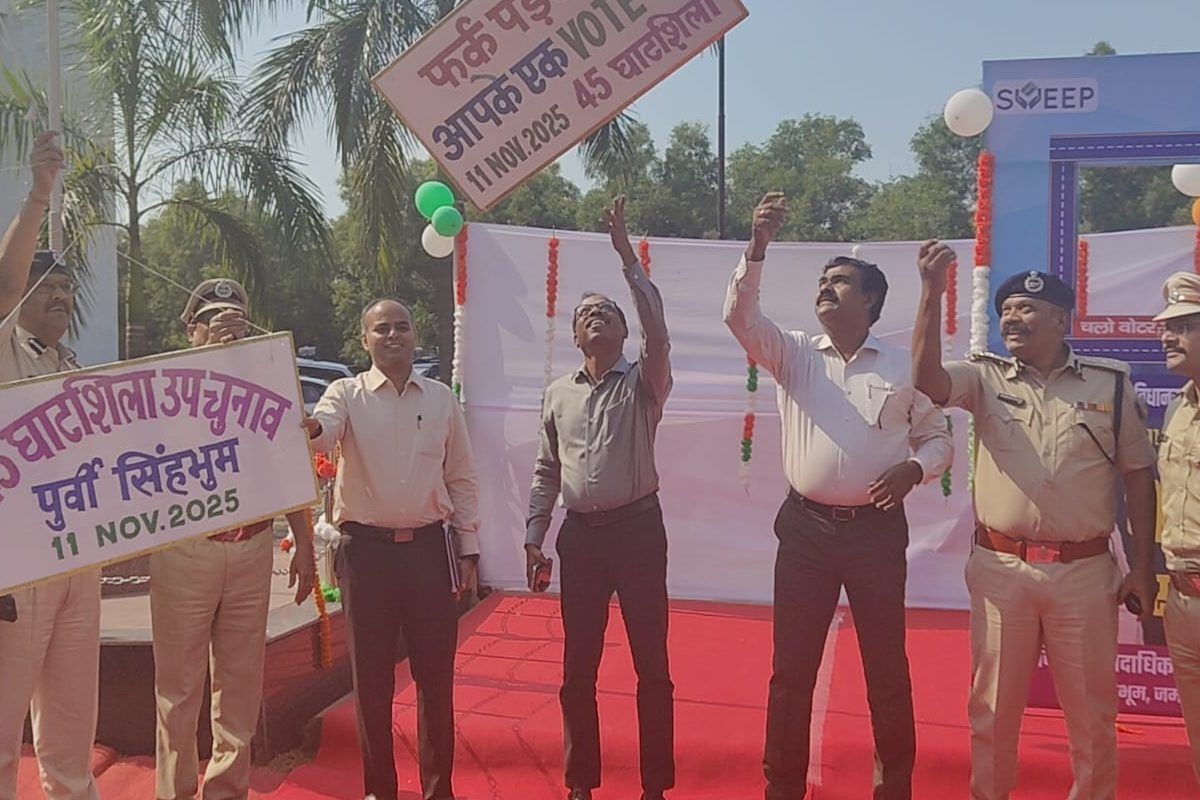 मुख्य निर्वाचन पदाधिकारी के. रवि कुमार ने कहा — घाटशिला उपचुनाव में हर बूथ बनेगा मॉडल बूथ, दिव्यांग व वरिष्ठ मतदाताओं के लिए विशेष सुविधा 4 Ghatsila Bye Election 2025: मुख्य निर्वाचन अधिकारी के. रवि कुमार ने चुनाव तैयारियों की समीक्षा की
