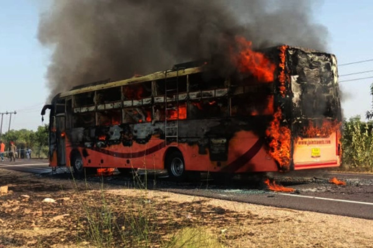 Jaisalmer Bus Fire Accident – राजस्थान में बस में भीषण आग लगने से 10 से 12 लोगों के मारे जाने की आशंका
