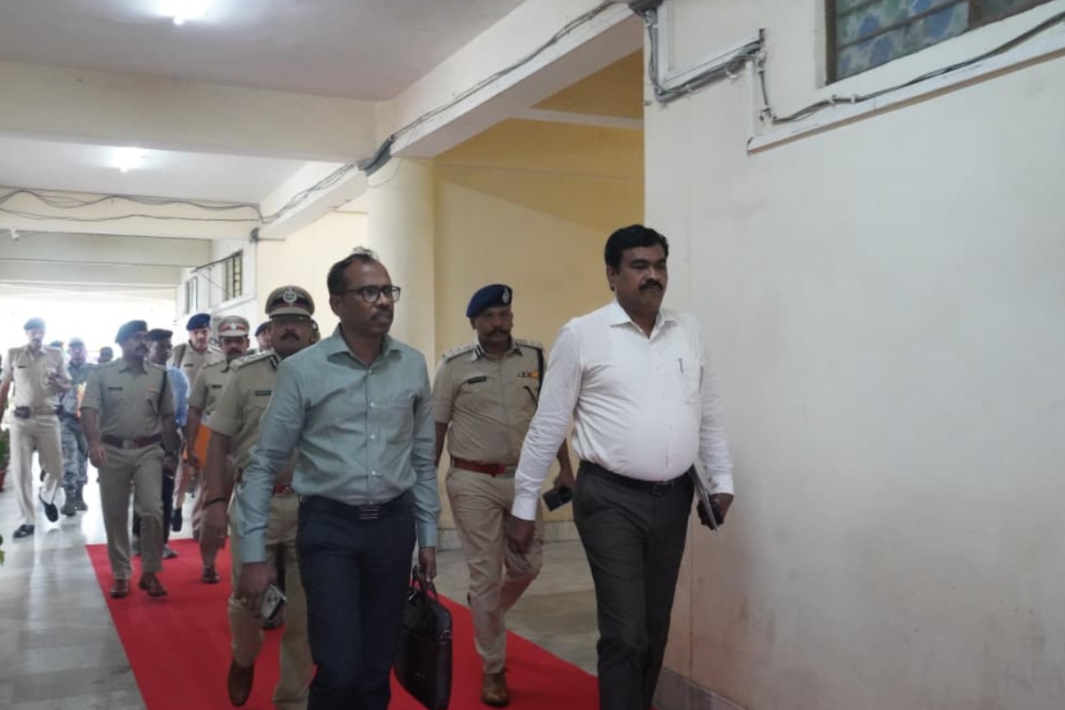मुख्य निर्वाचन पदाधिकारी के. रवि कुमार ने कहा — घाटशिला उपचुनाव में हर बूथ बनेगा मॉडल बूथ, दिव्यांग व वरिष्ठ मतदाताओं के लिए विशेष सुविधा 3 Ghatsila Bye Election 2025: मुख्य निर्वाचन अधिकारी के. रवि कुमार ने चुनाव तैयारियों की समीक्षा की