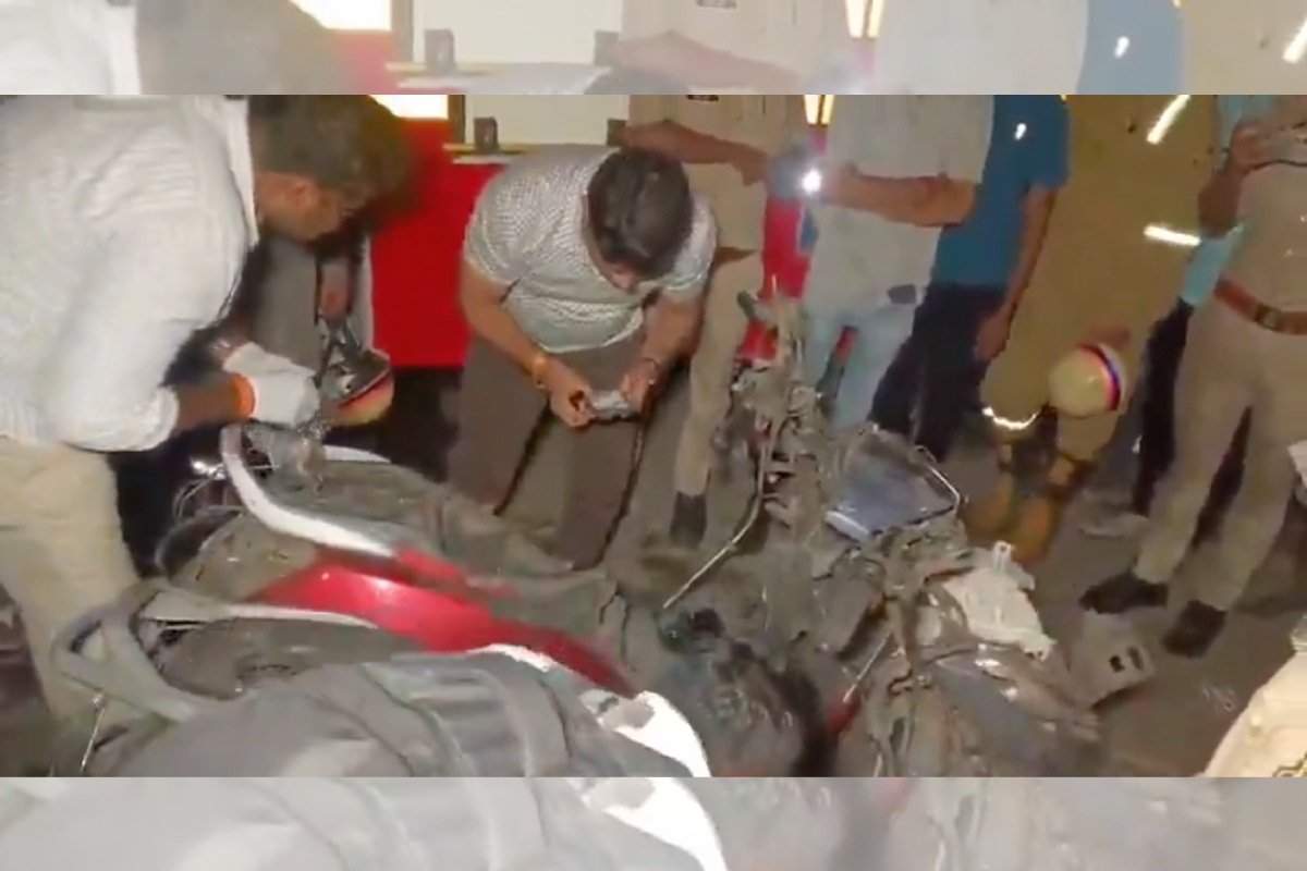 Breaking: कानपुर में मस्जिद के पास दो स्कूटी में धमाका, आठ लोग घायल 2 Kanpur Scooter Blast – कानपुर में मस्जिद के पास दो स्कूटी में जोरदार धमाका, आठ घायल