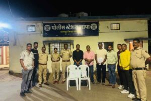 खापा में पुलिस की बड़ी कार्रवाई — माँ-बेटे के घर से गांजा बरामद, चार आरोपी गिरफ्तार