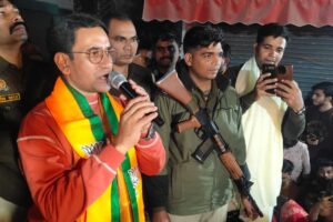 Muzaffarpur Case Against Nirahua – मुजफ्फरपुर में अभिनेता निरहुआ और आम्रपाली पर रोड जाम करने के आरोप में परिवाद दर्ज