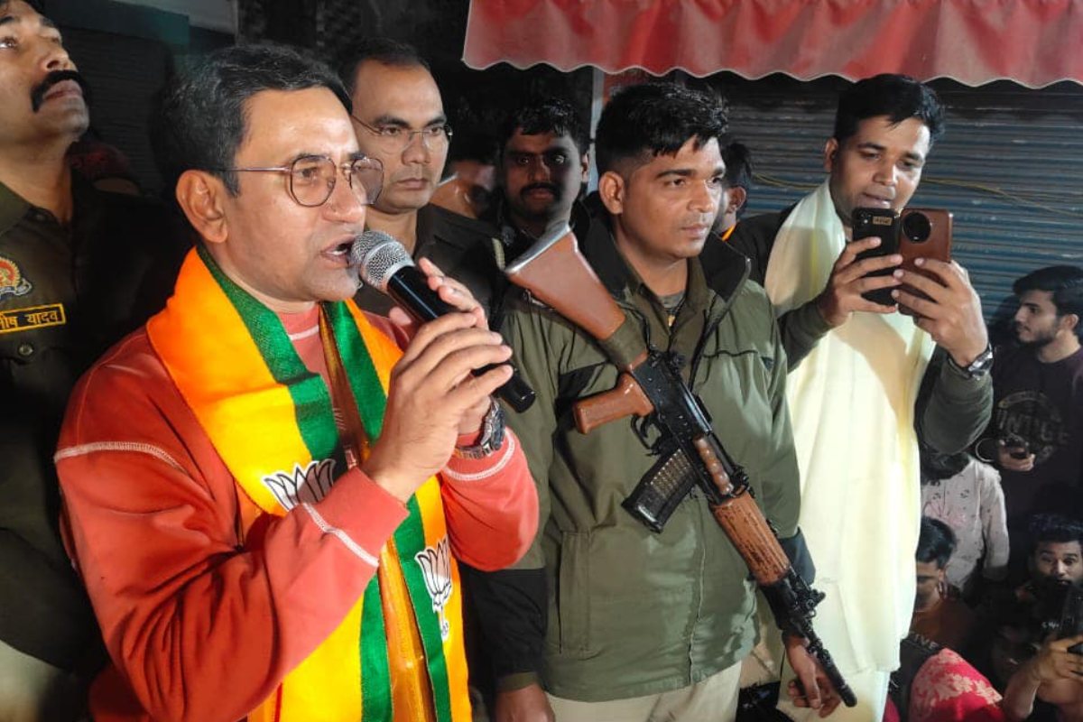 Muzaffarpur Case Against Nirahua – मुजफ्फरपुर में अभिनेता निरहुआ और आम्रपाली पर रोड जाम करने के आरोप में परिवाद दर्ज