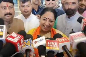 नालंदा में रेखा गुप्ता का विपक्ष पर हमला: लालटेन का युग गया, एलईडी का समय आया