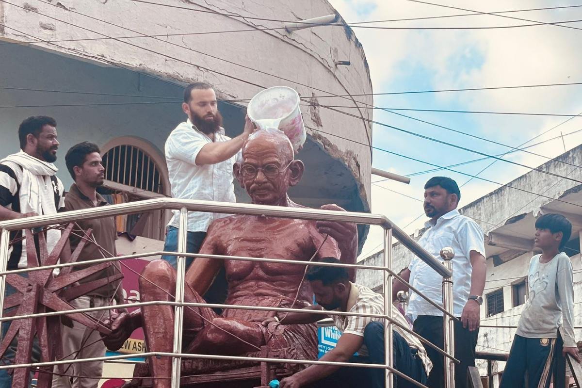 Nagpur Congress Performs Milk Abhishek of Mahatma Gandhi Statue – Gandhi Jayanti Event