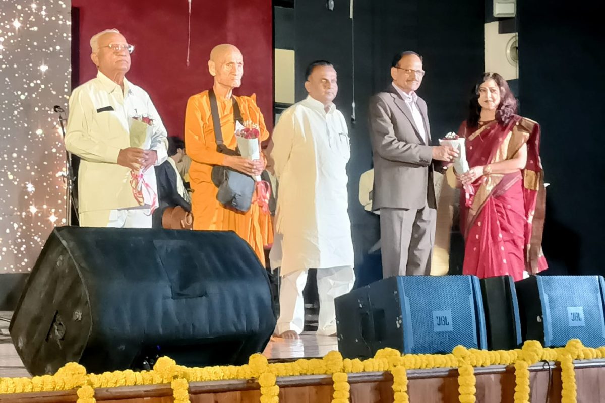 Nagpur: छात्रों ने नागपुर में बाबासाहेब अम्बेडकर के दीक्षा समारोह का मंचन किया