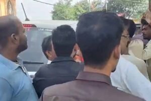 जनसंपर्क में पहुंचे RJD विधायक फतेह बहादुर सिंह को जनता का विरोध — विरोधी युवक की चलती गाड़ी से फेंककर पिटाई, इलाके में मचा बवाल
