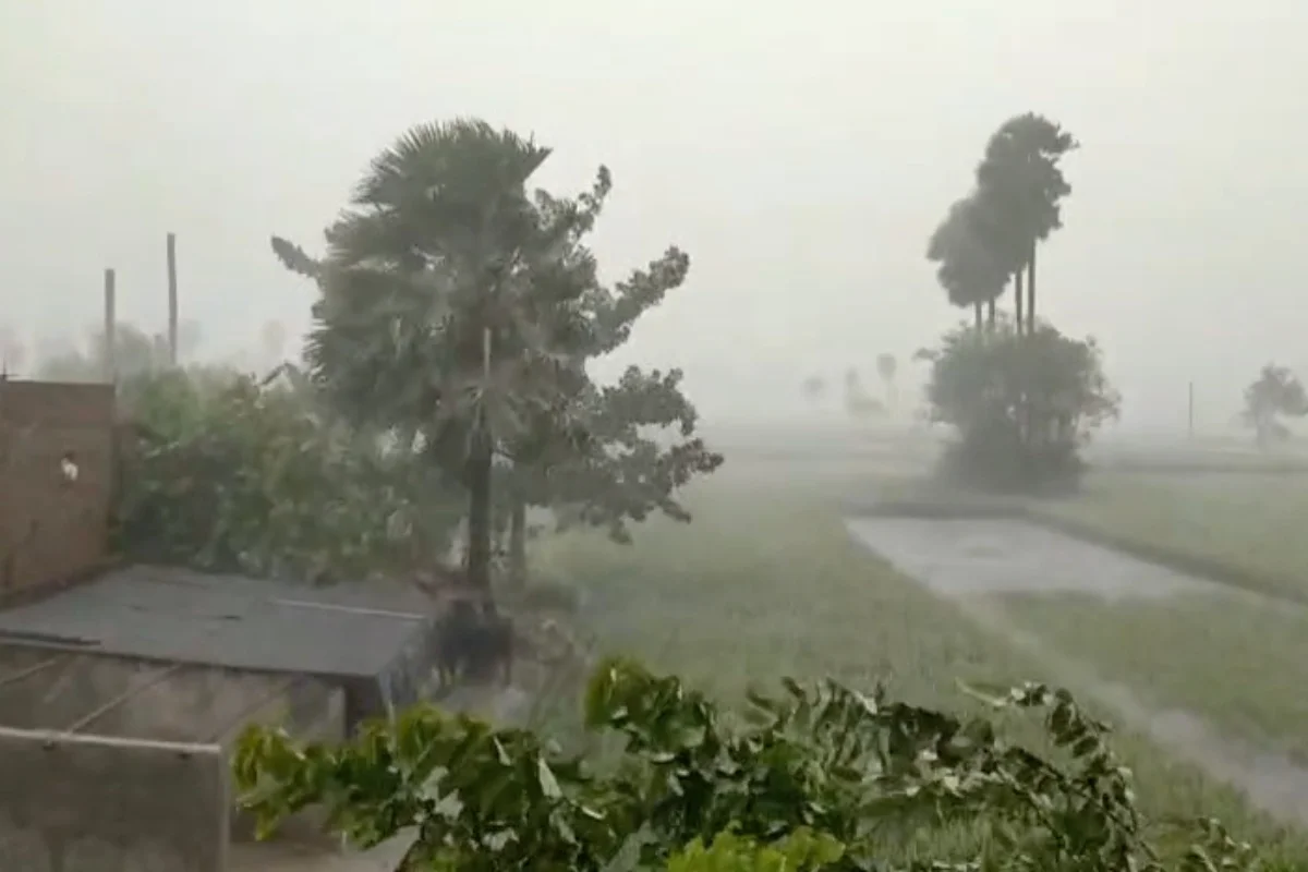 Bihar Hajipur Lightning Incident – बिहार के हाजीपुर में बिजली गिरने से स्कूल की छत क्षतिग्रस्त, बच्चे बाल-बाल बचे