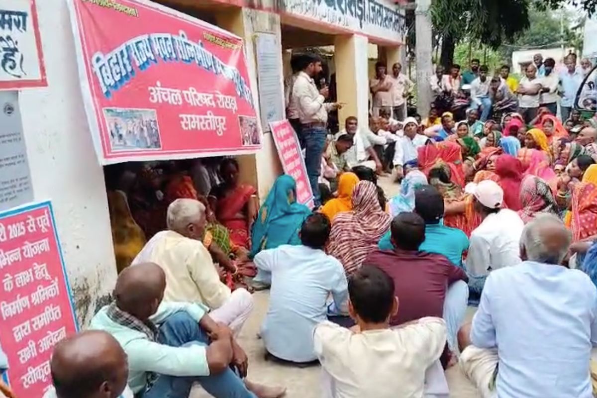 Rosera Construction Workers Protest – समस्तीपुर में भवन निर्माण मजदूरों का हल्ला बोल, ₹25 हजार न्यूनतम मजदूरी और बकाया भुगतान की मांग