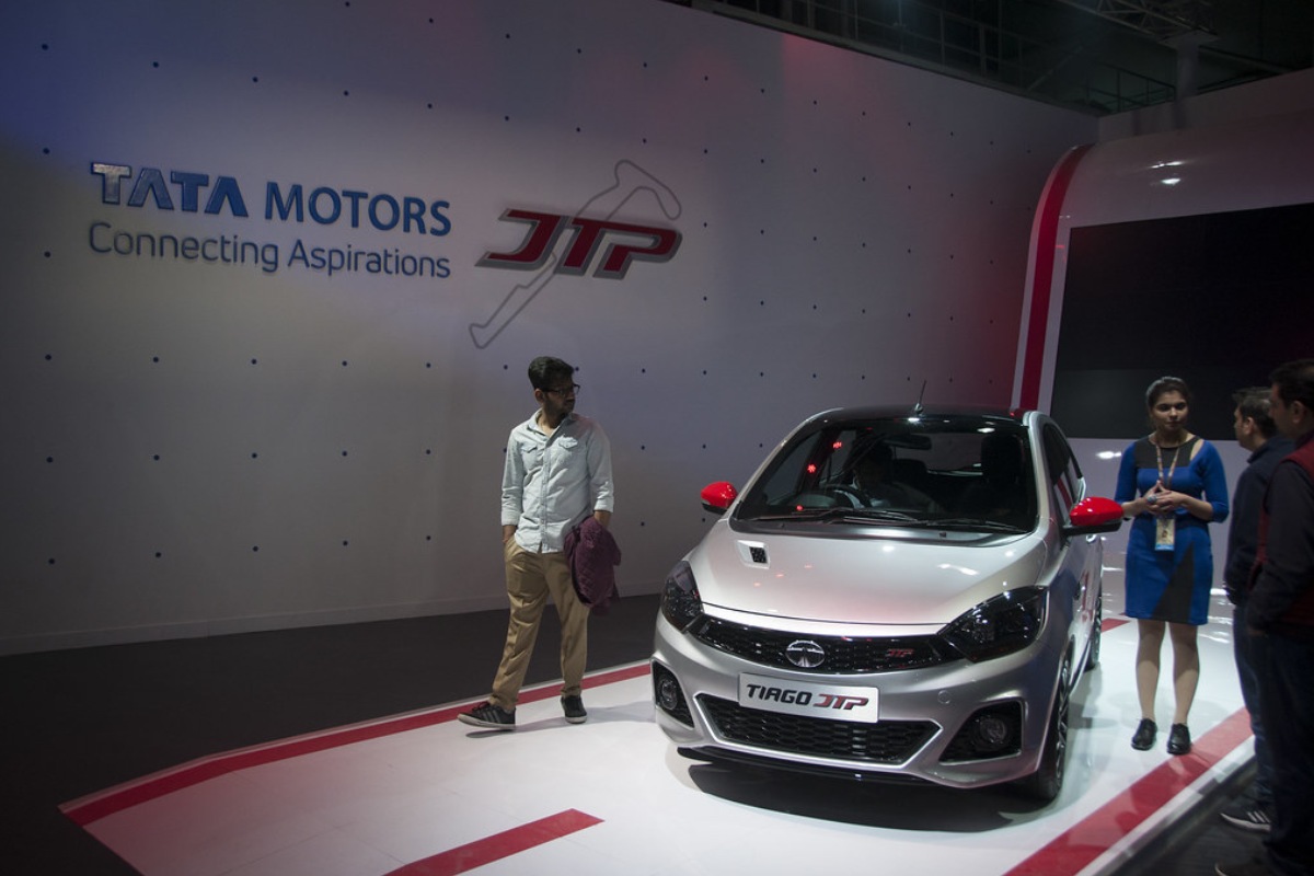 Tata Motors Share Price Drop 2025 - डिमर्जर के बाद शेयरों में गिरावट, निवेशकों में बेचैनी