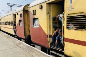 छठ पूजा ट्रेनों की मांग में उछाल: महंगे किराए के बावजूद सीटें फुल, धनबाद-गोरखपुर स्पेशल में जगह खाली