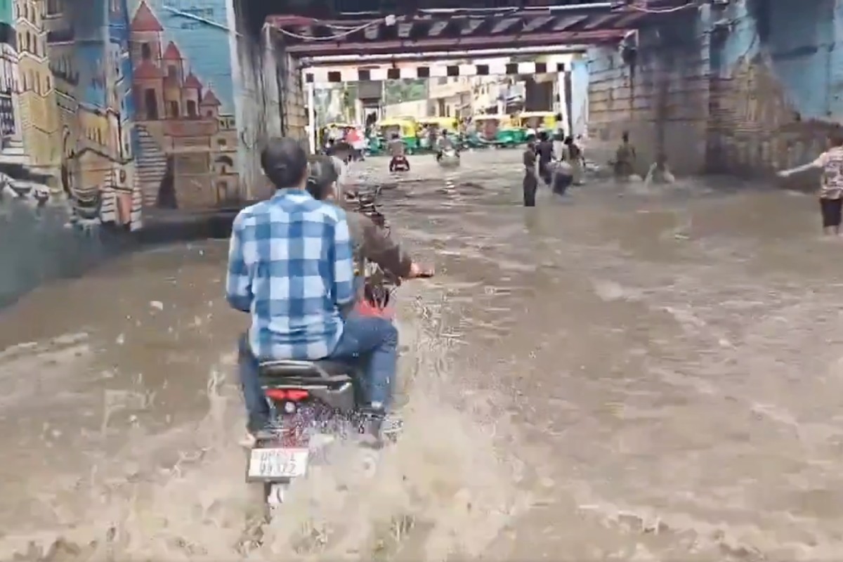 वाराणसी में जल प्रलय: 125 वर्षों का वर्षा रिकॉर्ड टूटा, बीएचयू अस्पताल में बाढ़ जैसे हालात 3 Varanasi Heavy Rain – वाराणसी में अभूतपूर्व वर्षा, बीएचयू अस्पताल और ट्रामा सेंटर में जलभराव