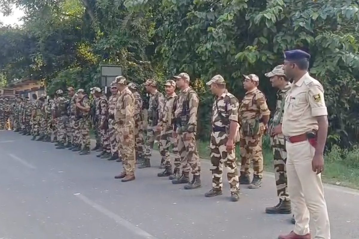 बिहार विधानसभा चुनाव 2025: रोसड़ा में फ्लैग मार्च, सुरक्षा व्यवस्था चाक-चौबंद 12 Bihar Election 2025: Flag March in Rosra | रोसड़ा में सुरक्षा और फ्लैग मार्च