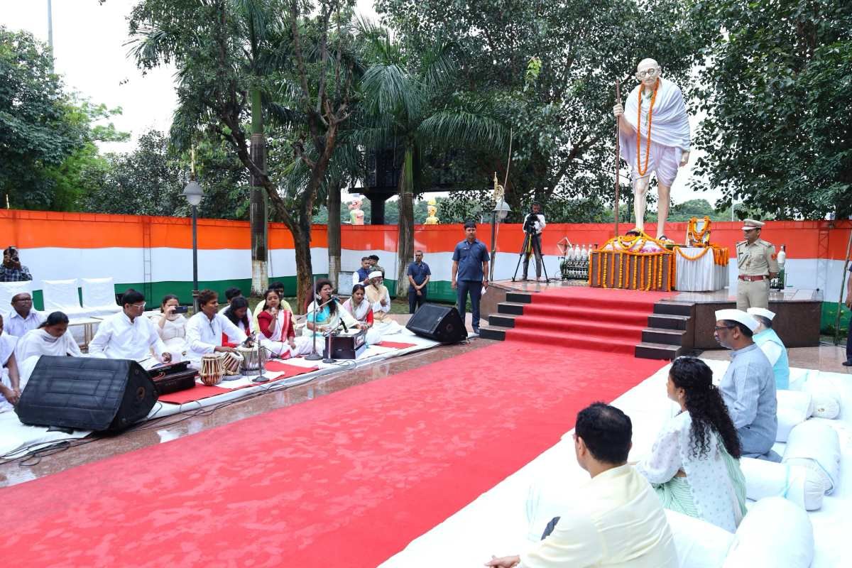 गांधी जयंती पर बापू वाटिका में विशेष समारोह – मुख्यमंत्री हेमन्त सोरेन की श्रद्धांजलि