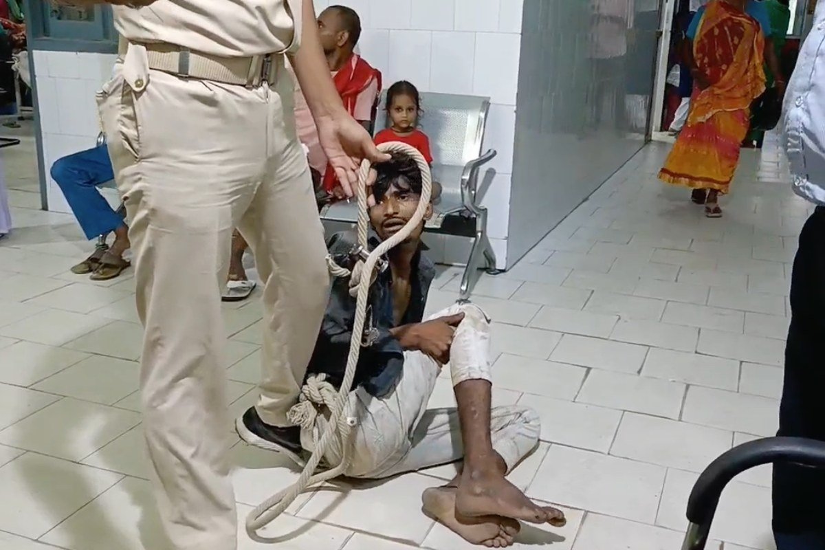 कोर्ट से भागने की कोशिश नाकाम, होमगार्ड जवान ने छलांग लगाकर पकड़ा फरार अभियुक्त 2 भागलपुर में होमगार्ड जवान ने कोर्ट से फरार होने की कोशिश नाकाम बनाई – Homeguard Jawan foils escape attempt of Sonu Kumar