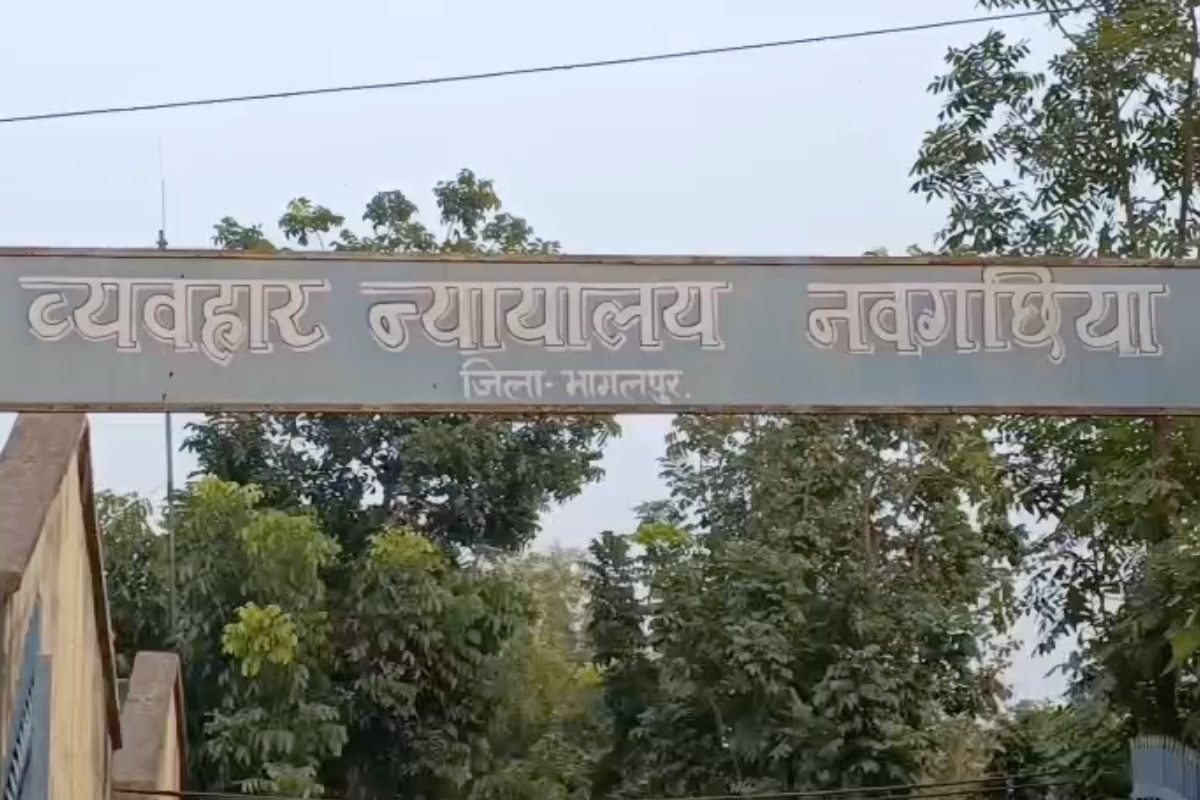 कोर्ट से भागने की कोशिश नाकाम, होमगार्ड जवान ने छलांग लगाकर पकड़ा फरार अभियुक्त 4 भागलपुर में होमगार्ड जवान ने कोर्ट से फरार होने की कोशिश नाकाम बनाई – Homeguard Jawan foils escape attempt of Sonu Kumar