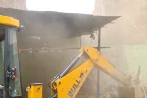 संभल में मस्जिद तोड़ने का विवाद: HC ने याचिका खारिज की, बुलडोजर के डर से लोग खुद ही दीवार तोड़ने लगे